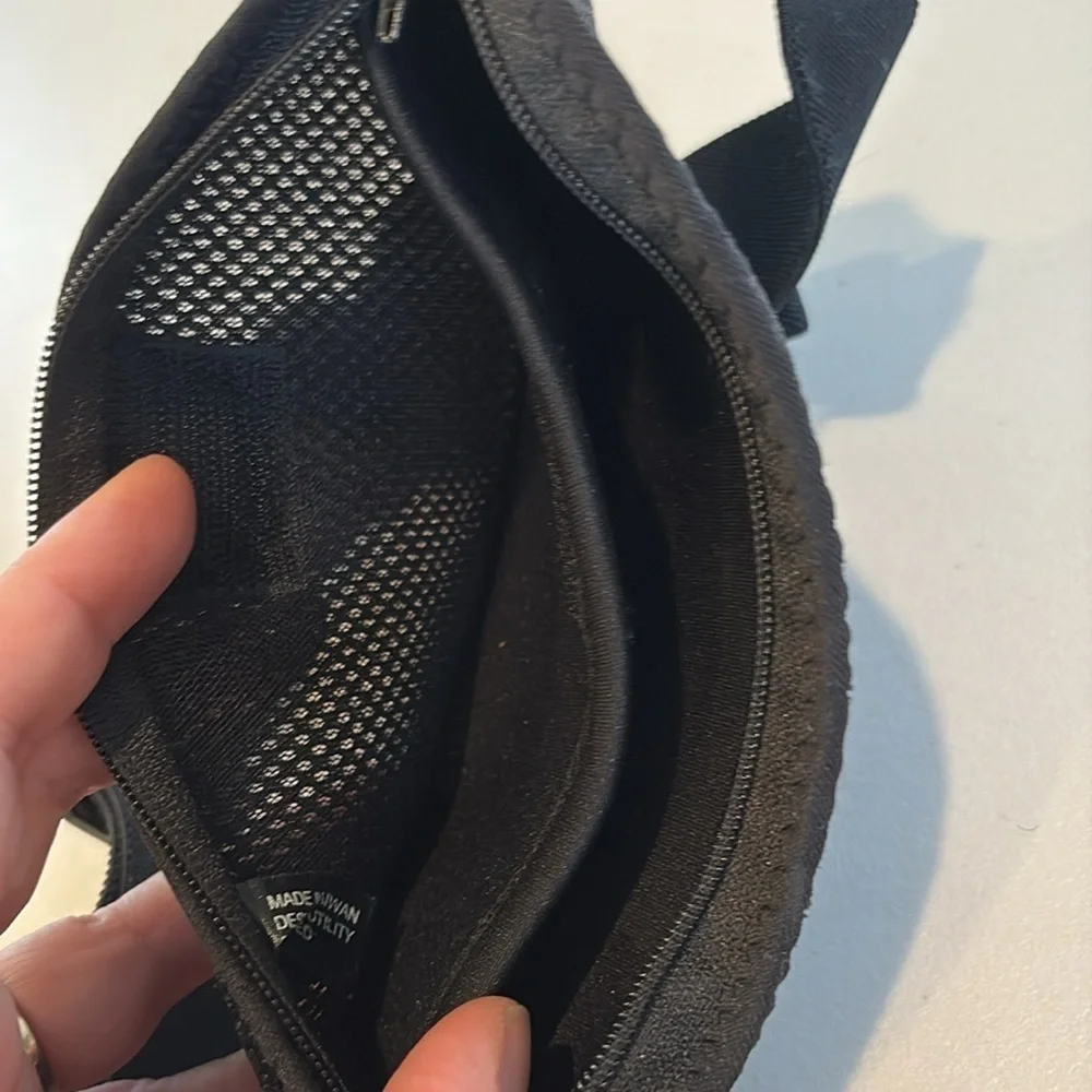 Amphipod Black Running Belt. Unisex - Picture 6 of 12